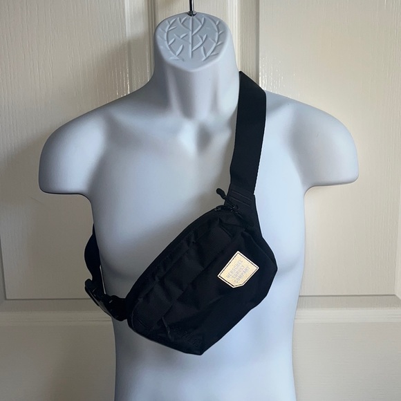 *NWOT* HERSCHEL SUPPLY CO. TOUR HIP PACK SMALL BLACK- UNISEX - Picture 2 of 8